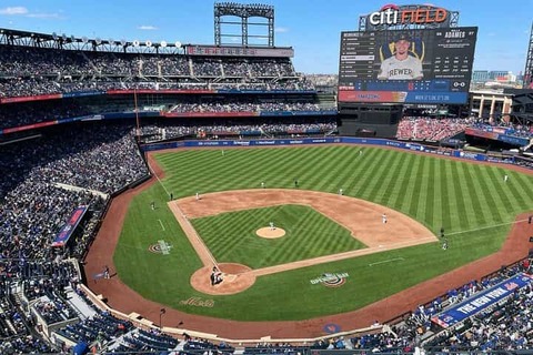 Luchtfoto van het volle honkbalstadion Citi Field met spelers op het veld en het scorebord met de tekst Citi Field