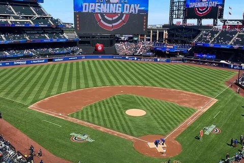 Leeg honkbalveld van Citi Field met het scorebord met de tekst Opening Day boven de tribunes