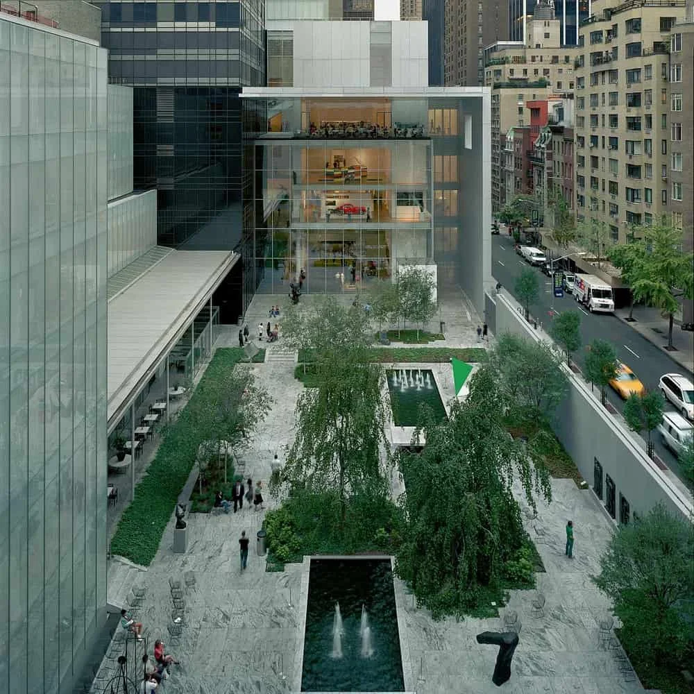 Luchtfoto van de sculpturentuin van het Museum of Modern Art met fonteinen, groen en bezoekers tussen de wolkenkrabbers van New York City