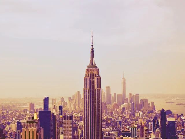 Uitzicht over de skyline van New York City met het Empire State Building op de voorgrond in warm avondlicht