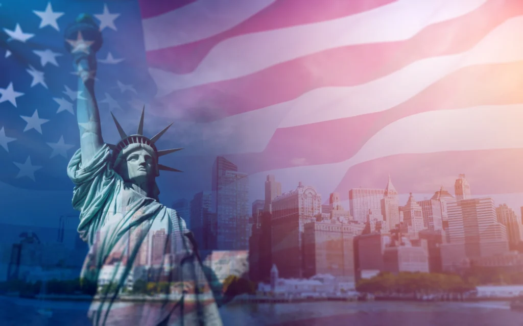 Fotomontage van het Vrijheidsbeeld met een golvende Amerikaanse vlag en de skyline van Manhattan op de achtergrond