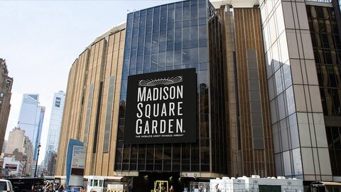 Grote gevel van Madison Square Garden met het logo op een groot scherm boven de ingang en voorbijgangers op straat