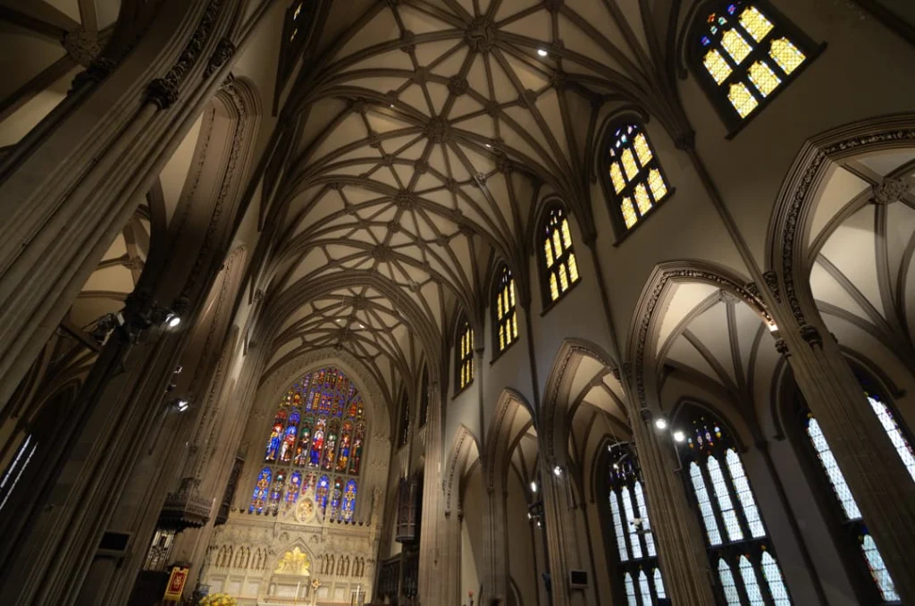 Interieur van Trinity Church met een hoog gewelfd stenen plafond, spitsbogen en gekleurde glas in lood ramen