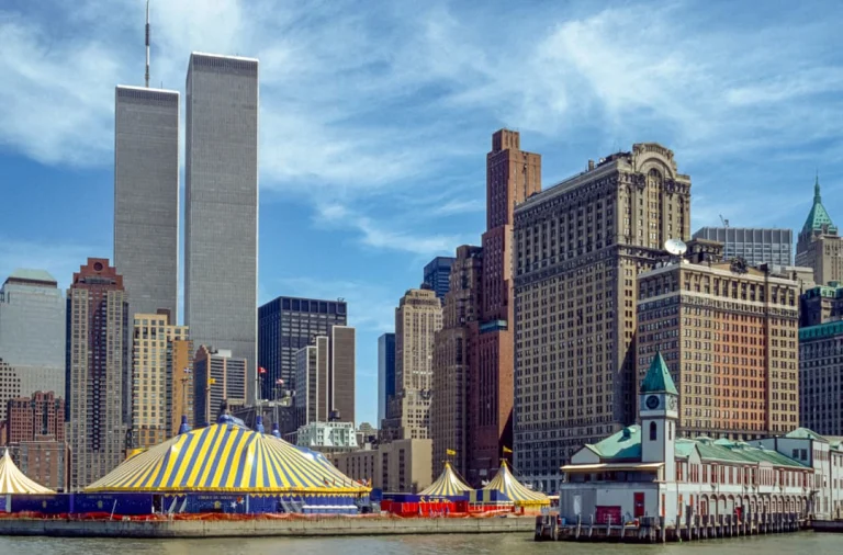 Archieffoto van de skyline van Lower Manhattan met de Twin Towers van het World Trade Center, gezien vanaf het water