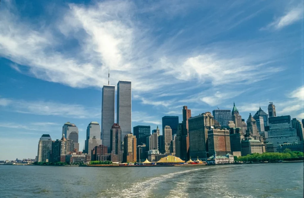 Archieffoto van de skyline van Lower Manhattan met de Twin Towers gezien vanaf het water onder een heldere blauwe lucht