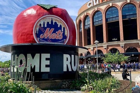 Grote rode appel met het logo van de New York Mets op een sokkel met de tekst home run