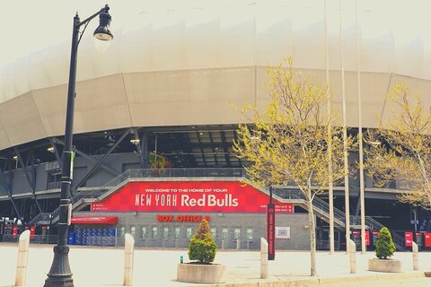 Buitenkant van de Red Bull Arena met een bord met de tekst welcome to the home of your New York Red Bulls