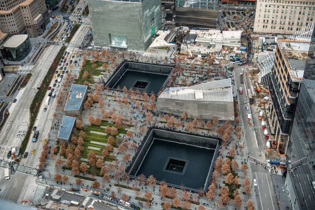 Luchtzicht op het 9/11 Memorial met de twee waterbassins, het museumgebouw en de omliggende straten in Lower Manhattan