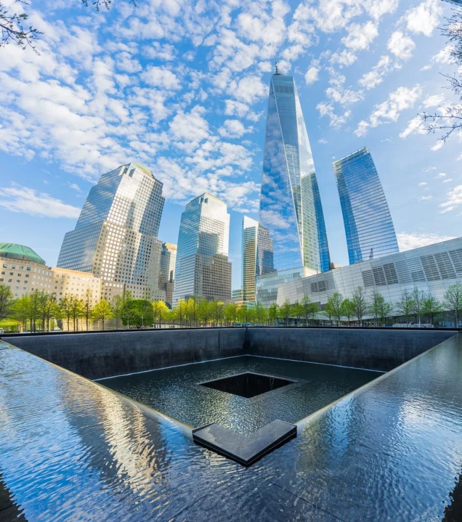 Luchtzicht op het 9/11 Memorial in New York met de twee vierkante waterbassins, het museum en herfstbomen eromheen