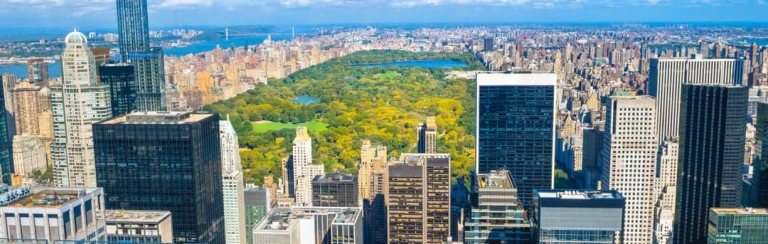 Panoramisch uitzicht vanaf een hoog observatiedek over de groene rechthoek van Central Park omringd door wolkenkrabbers van Manhattan