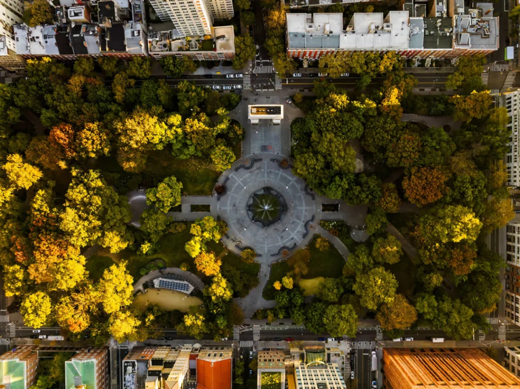 Luchtfoto van Washington Square Park in Greenwich Village met de ronde fontein, de triomfboog en bomen in herfstkleuren rondom het plein