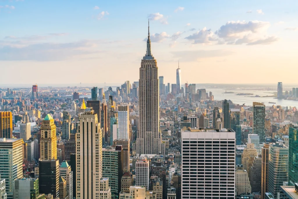 Uitzicht over de wolkenkrabbers van Manhattan met het Empire State Building op de voorgrond en de haven op de achtergrond