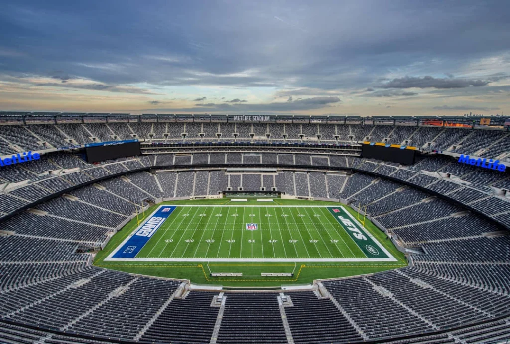 Luchtfoto van het lege groene speelveld van MetLife Stadium omringd door duizenden lege tribuneplaatsen