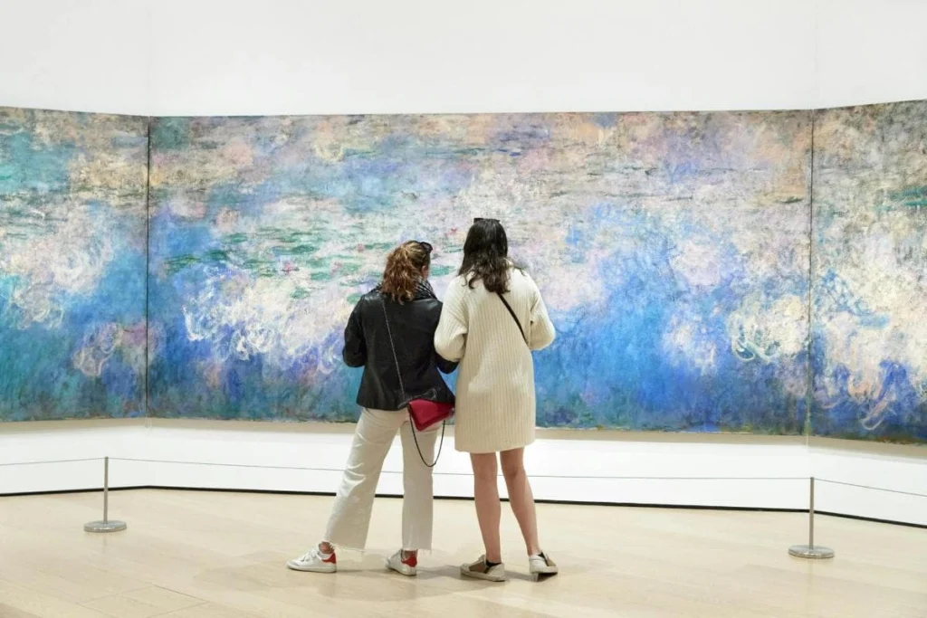 Twee bezoekers staan voor het grote drieluik Waterlelies van Claude Monet in het Museum of Modern Art in New York