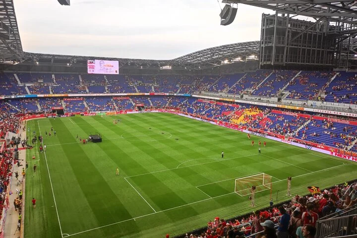 Weids beeld van het voetbalveld en de volle tribunes van Red Bull Arena tijdens een wedstrijd
