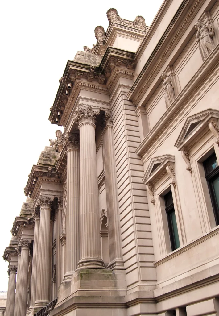 Perspectiefopname van een rij Korinthische zuilen en versierde kroonlijsten aan de gevel van het Metropolitan Museum of Art in New York