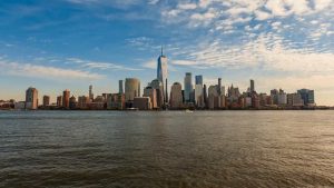 Uitzicht over de rivier op de skyline van Manhattan in New York met One World Trade Center op de achtergrond