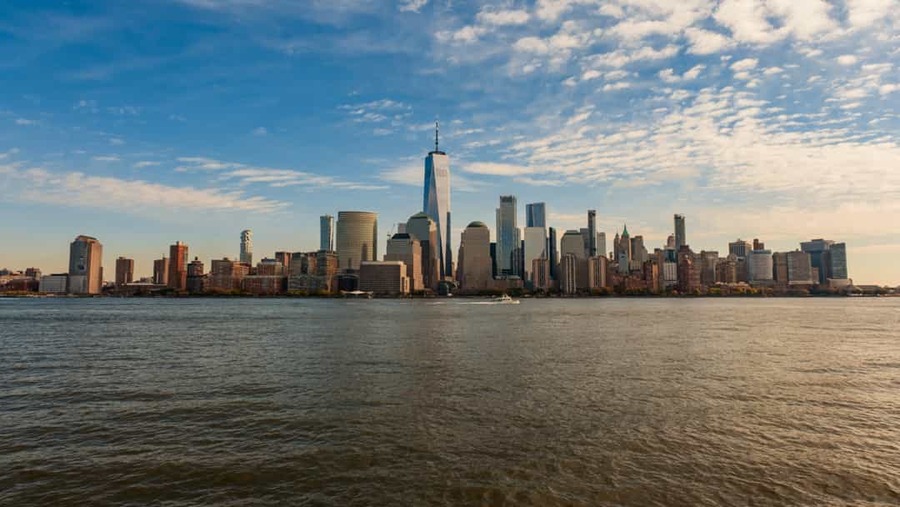 Uitzicht over de rivier op de skyline van Manhattan in New York met One World Trade Center op de achtergrond