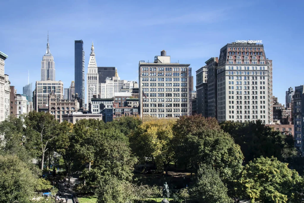 Uitzicht vanuit Union Square Park in New York op de skyline van Manhattan met het Empire State Building