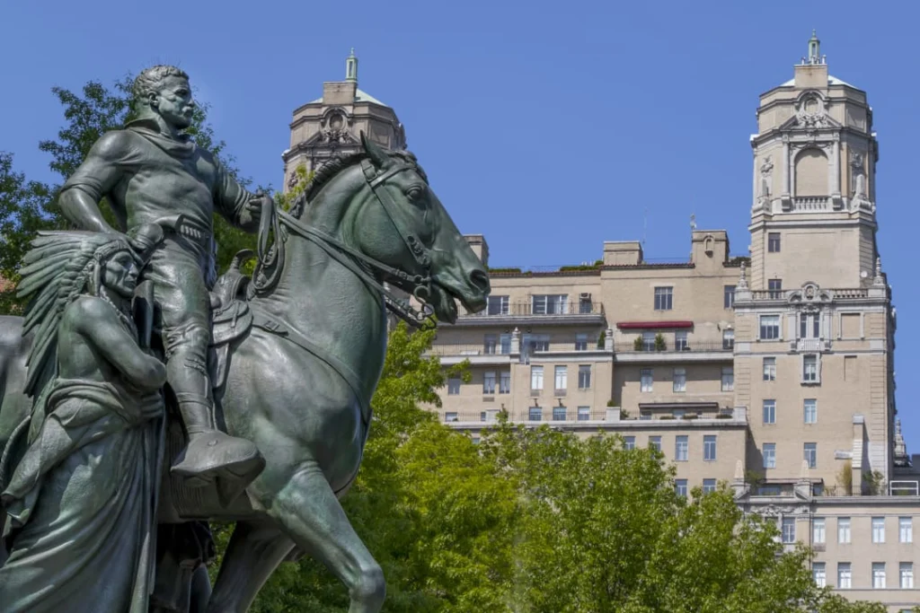 Bronzen ruiterstandbeeld van Theodore Roosevelt te paard voor het American Museum of Natural History in New York, met torenflats op de achtergrond