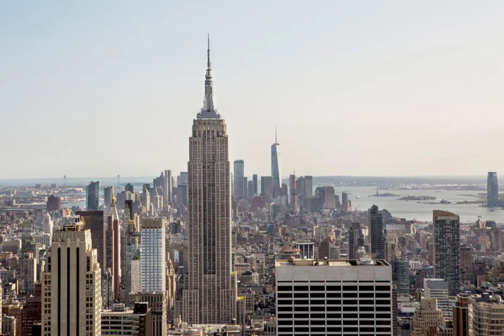 Panoramisch uitzicht over Manhattan vanaf Top of the Rock met het Empire State Building op de voorgrond en de skyline tot aan de horizon