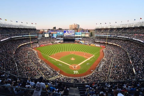 Overzicht van het Yankee Stadium in New York tijdens een honkbalwedstrijd bij zonsondergang met volle tribunes