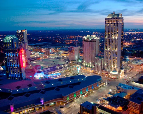 Luchtfoto bij schemering van de hoge hotel en casinotorens in het centrum van Niagara Falls Ontario met verlichte straten