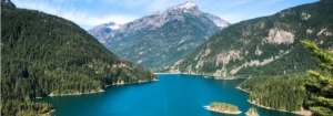 Fel turkooisblauw meer omgeven door beboste bergtoppen in het North Cascades National Park in de staat Washington