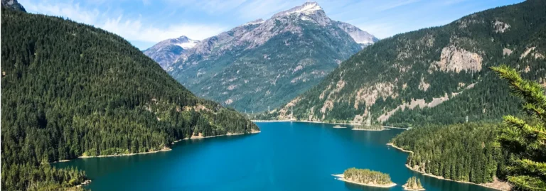 Fel turkooisblauw meer omgeven door beboste bergtoppen in het North Cascades National Park in de staat Washington