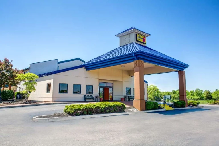 Gevel van een Super 8 motel met een blauw puntdak, een overkapte entree en een lege parkeerplaats in Ohio