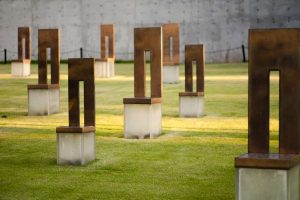 Rijen bronzen en glazen stoelen op sokkels op het grasveld van het Oklahoma City National Memorial, ter nagedachtenis aan de slachtoffers van de aanslag
