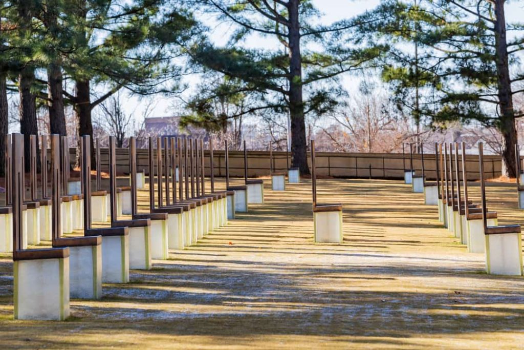 Rijen bronzen stoelmonumenten op het Oklahoma City National Memorial, ter nagedachtenis aan de slachtoffers van de aanslag in 1995