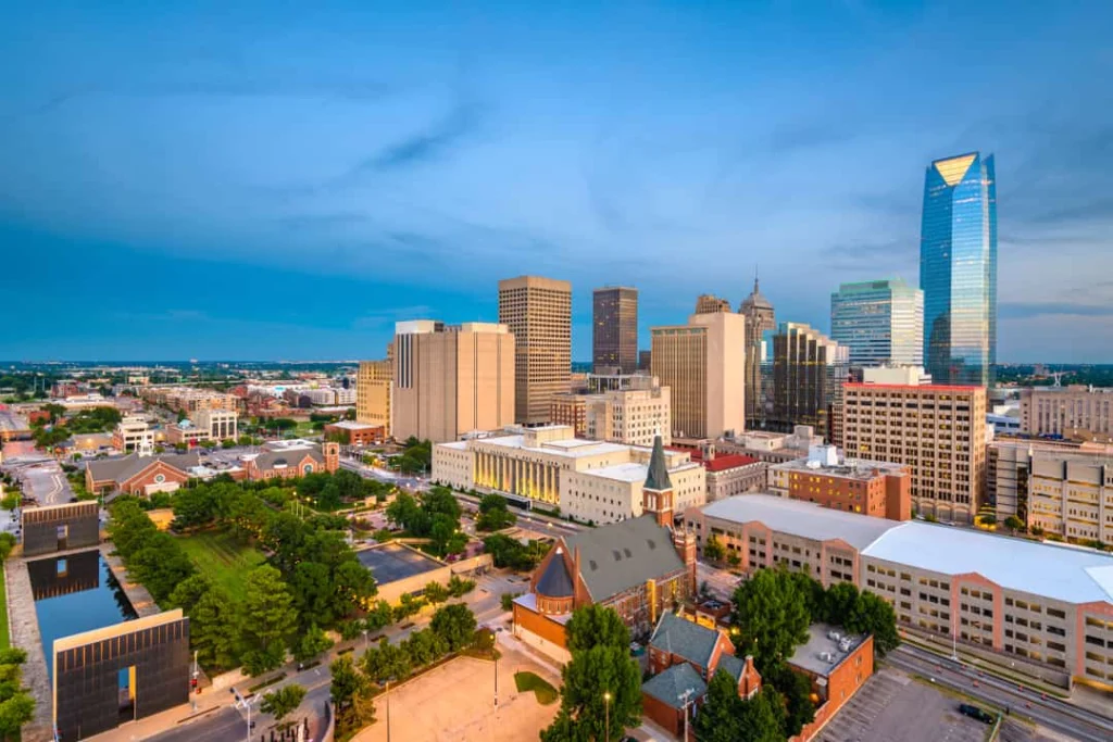 Luchtfoto van de skyline van Oklahoma City met moderne wolkenkrabbers en groene parken bij schemering