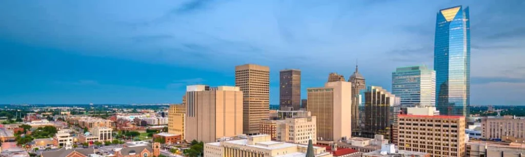 Panoramisch beeld van de skyline van Oklahoma City met kantoortorens onder een blauwe lucht met wolken
