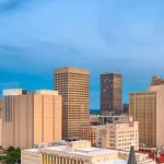 Panoramisch beeld van de skyline van Oklahoma City met kantoortorens onder een blauwe lucht met wolken
