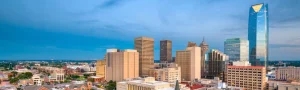 Panoramisch beeld van de skyline van Oklahoma City met kantoortorens onder een blauwe lucht met wolken
