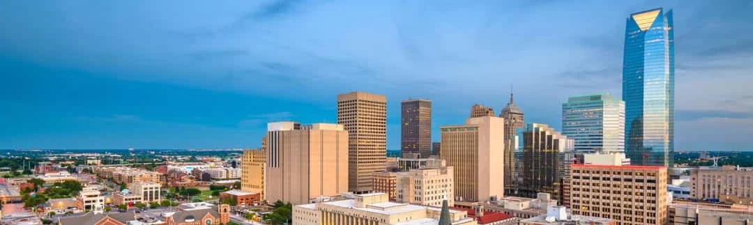 Panoramisch beeld van de skyline van Oklahoma City met kantoortorens onder een blauwe lucht met wolken