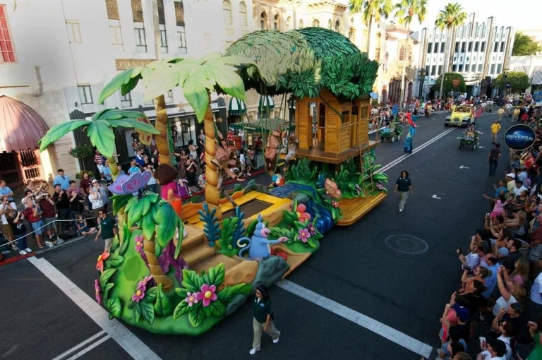 Parade wagen met een boomhut tussen kunstmatige palmbomen en jungle planten rijdt door de straat van Universal Studios Orlando