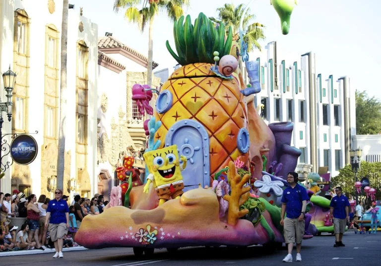 Grote parade wagen in de vorm van het ananashuis van SpongeBob rijdt door de straat van Universal Studios Orlando