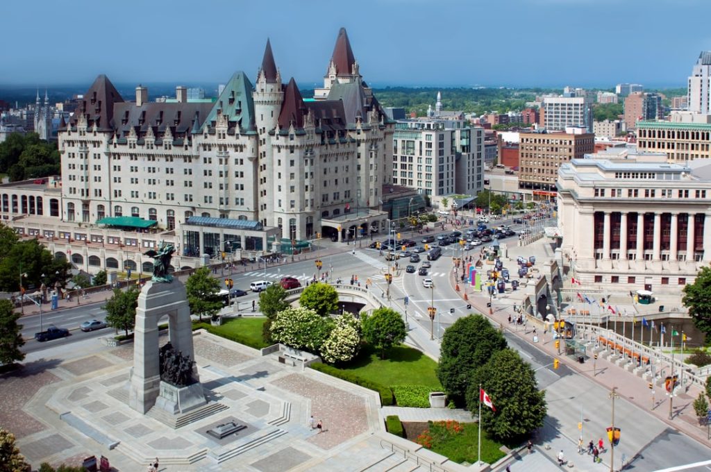 Luchtfoto over het centrum van Ottawa met het Chateau Laurier hotel, het National War Memorial en de drukke binnenstad eromheen