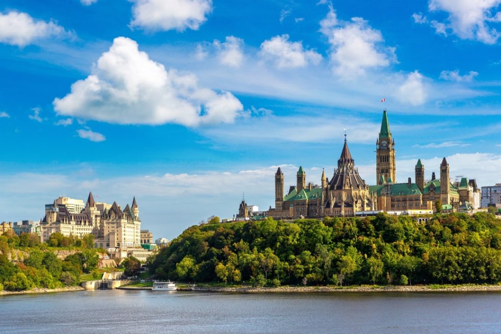 Skyline van Ottawa gezien vanaf het water met het Chateau Laurier hotel en de torens van Parliament Hill