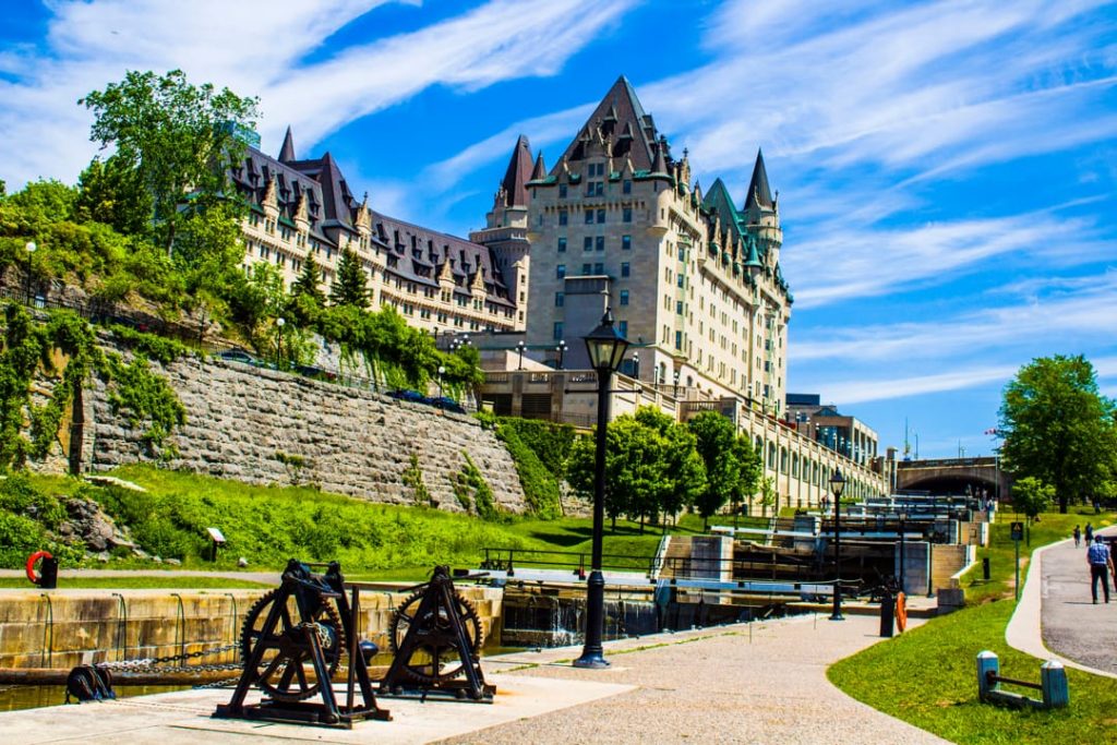Historische sluismechanismen langs het Rideaukanaal met het torenrijke Château Laurier hotel op de heuvel erachter in Ottawa