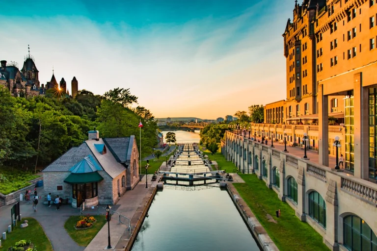 Trapsgewijze sluizen van het Rideaukanaal in Ottawa met het statige Château Laurier hotel en het parlementsgebouw op de achtergrond