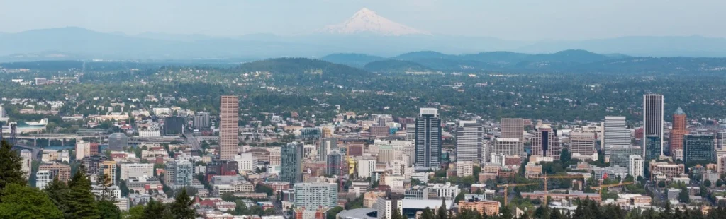 Wolkenkrabbers van het centrum van Portland met de besneeuwde top van Mount Hood zichtbaar in de verte