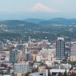 Wolkenkrabbers van het centrum van Portland met de besneeuwde top van Mount Hood zichtbaar in de verte