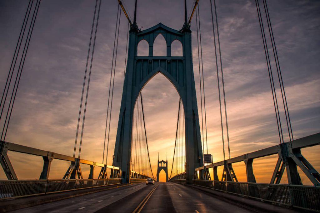 Gotische torens van de groenblauwe hangbrug St. Johns Bridge omlijsten de ondergaande zon in Portland