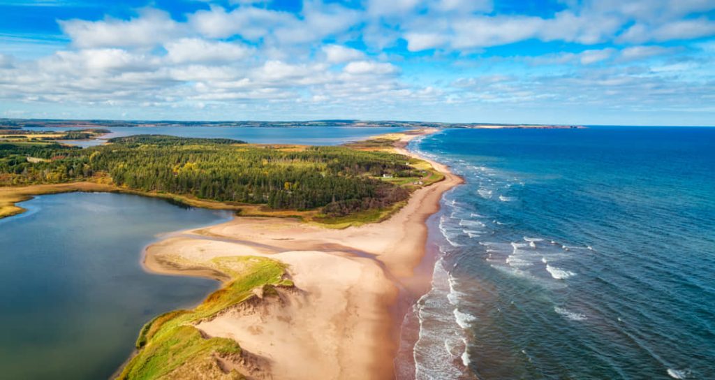 Luchtfoto van een lagune, zandstrand en groen landschap langs de kust van Prince Edward Island