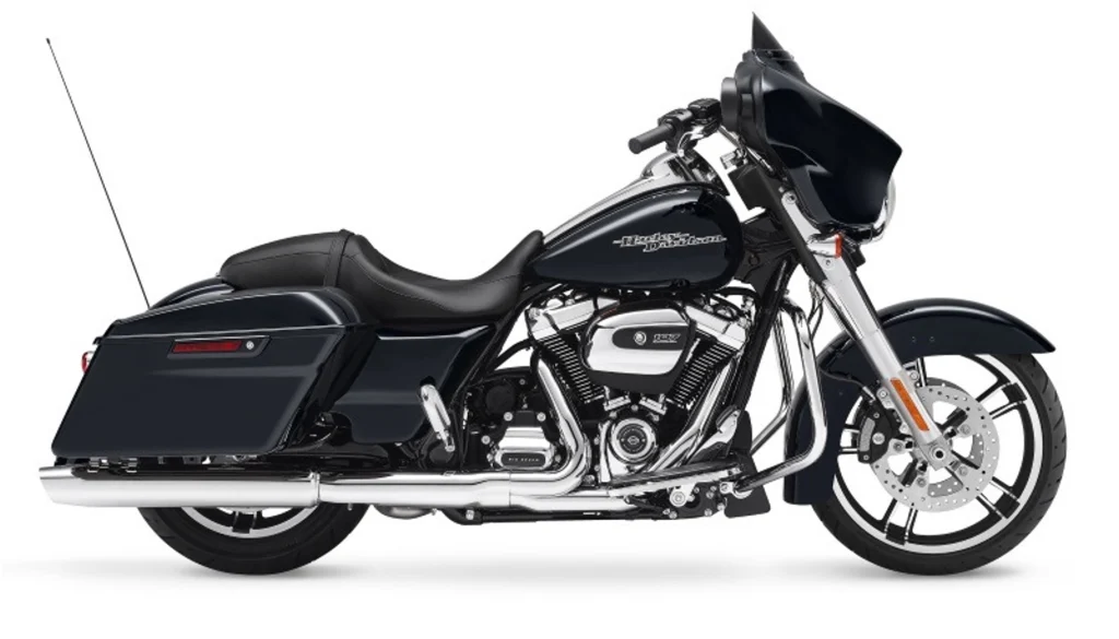 Zwarte Harley-Davidson Street Glide motorfiets met chromen onderdelen gefotografeerd tegen een witte achtergrond