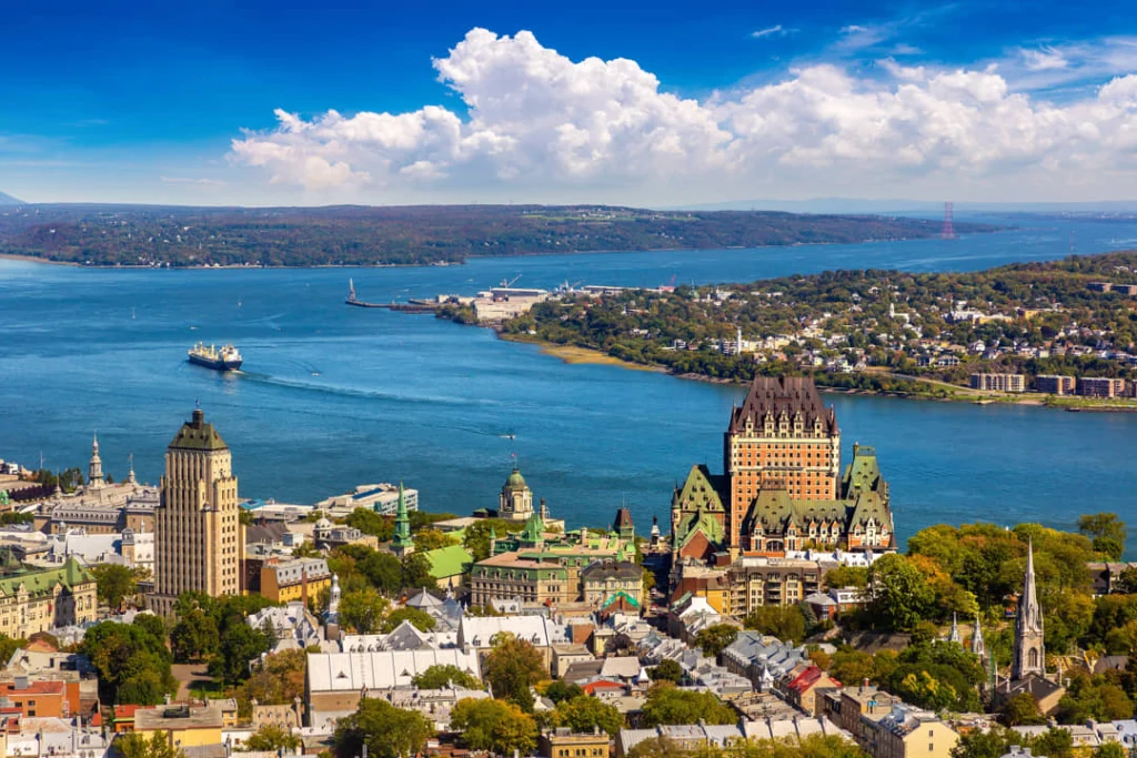 Luchtfoto van de oude binnenstad van Québec City met Château Frontenac en de brede rivier de Saint Lawrence