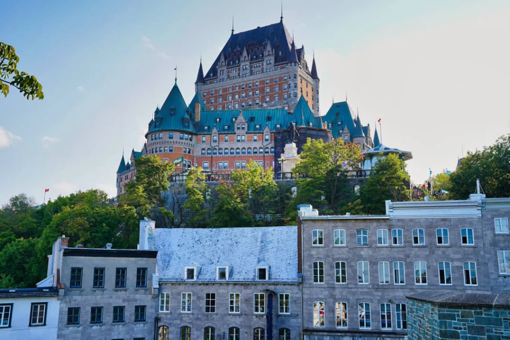 Torens en groene daken van Château Frontenac steken uit boven de huizen van de lagere stad in Québec